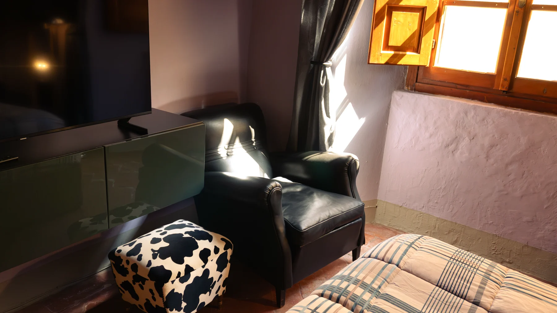 Angolo relax del Trilocale con poltrona in pelle