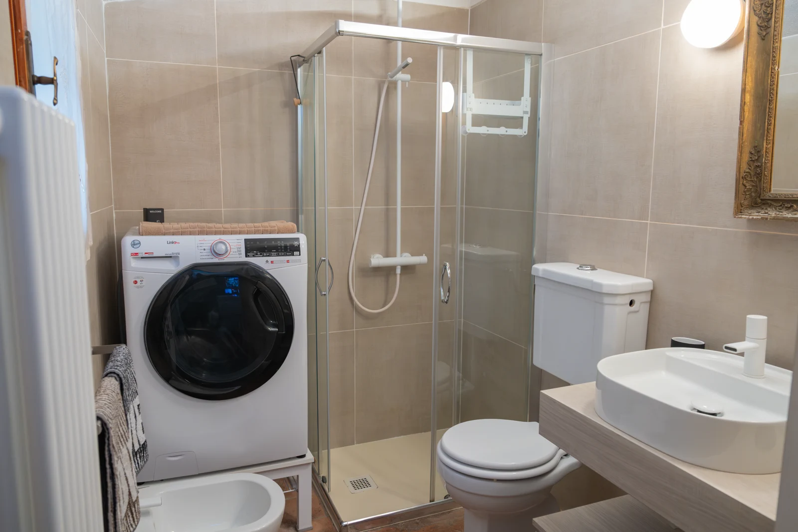 Bagno moderno con doccia