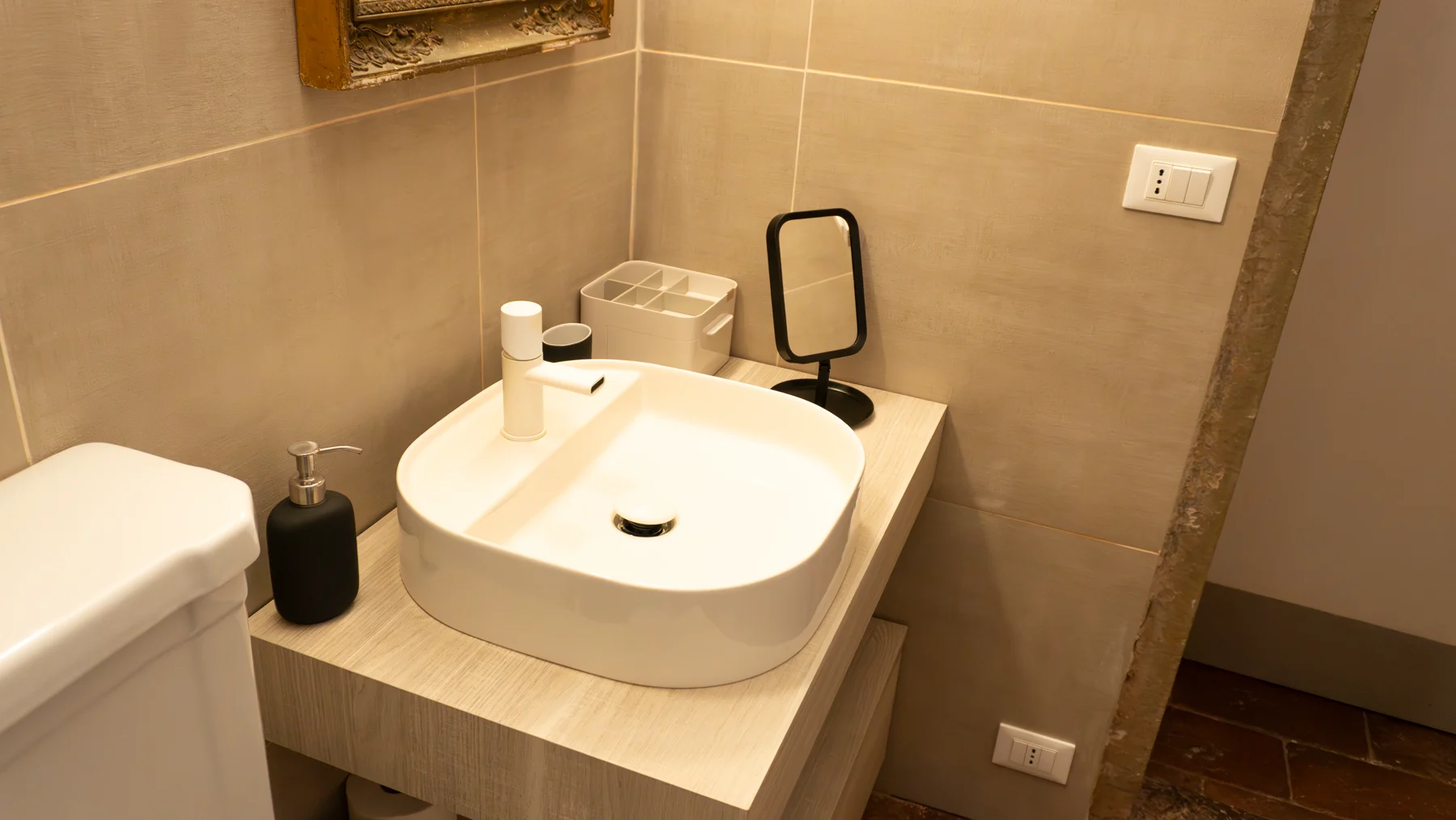 Bagno moderno con lavabo d'appoggio nell'appartamento storico
