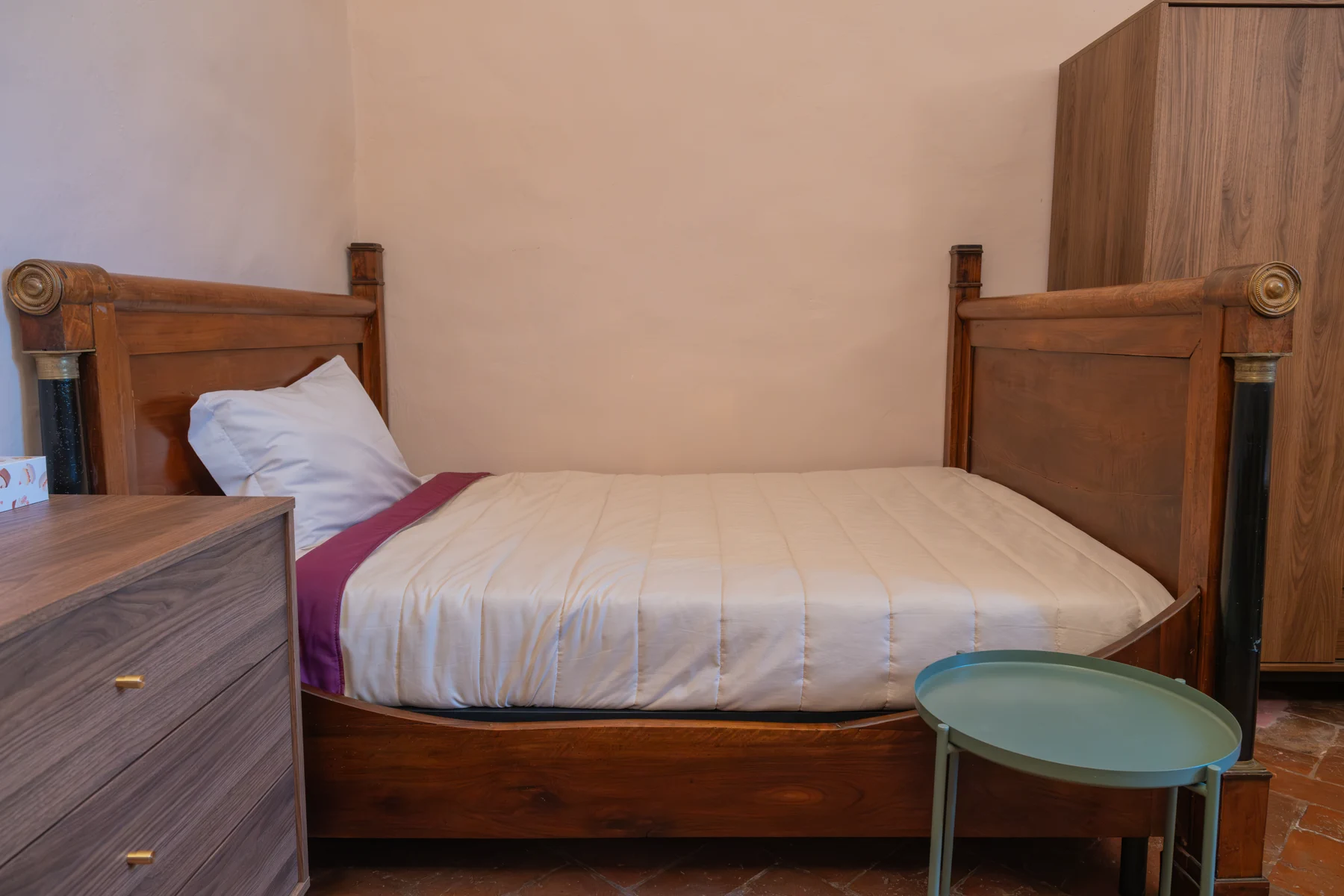 Ambiente unico con letto e comò del Monolocale
