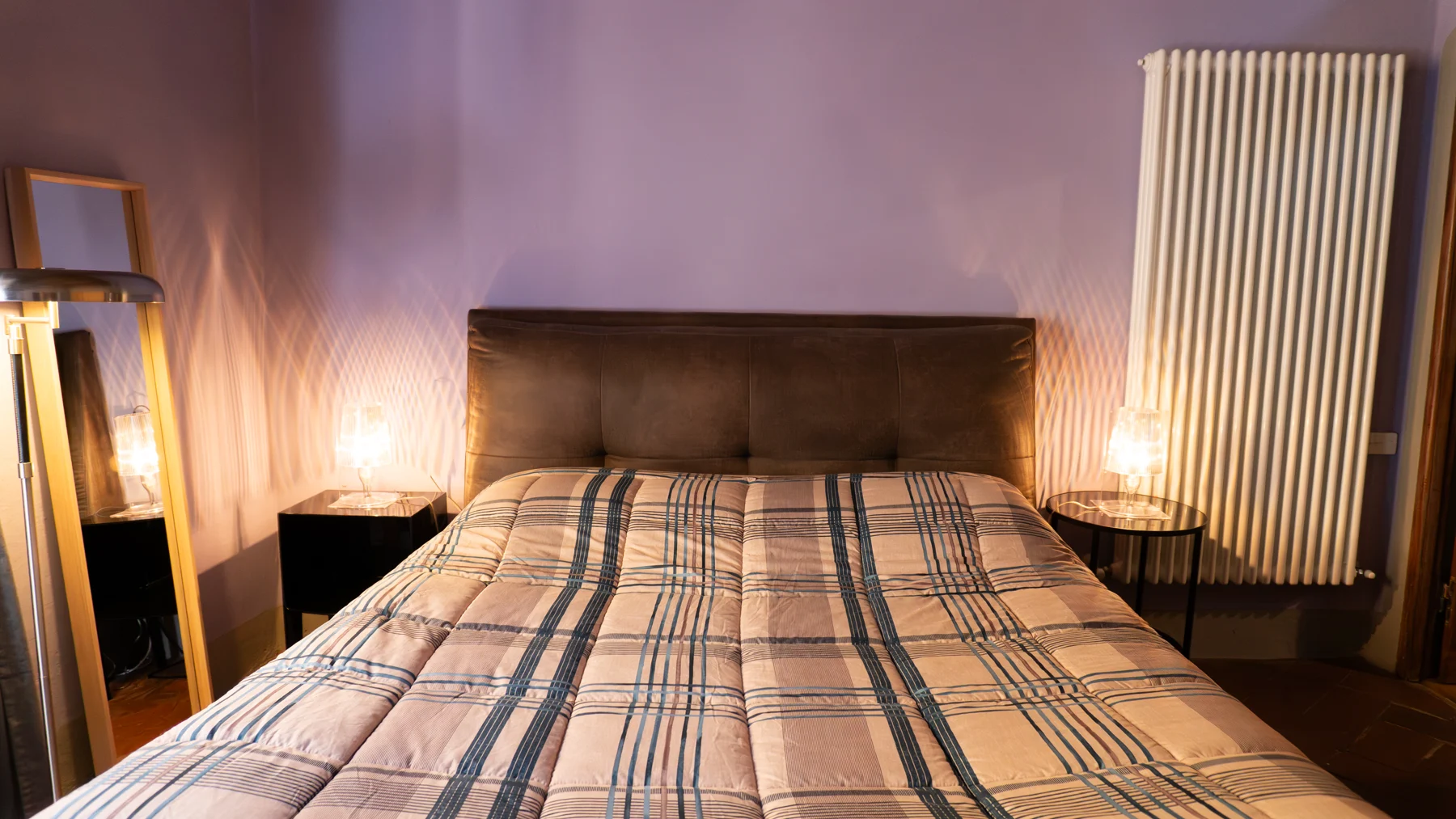 Camera da letto con dettagli d'epoca del Trilocale