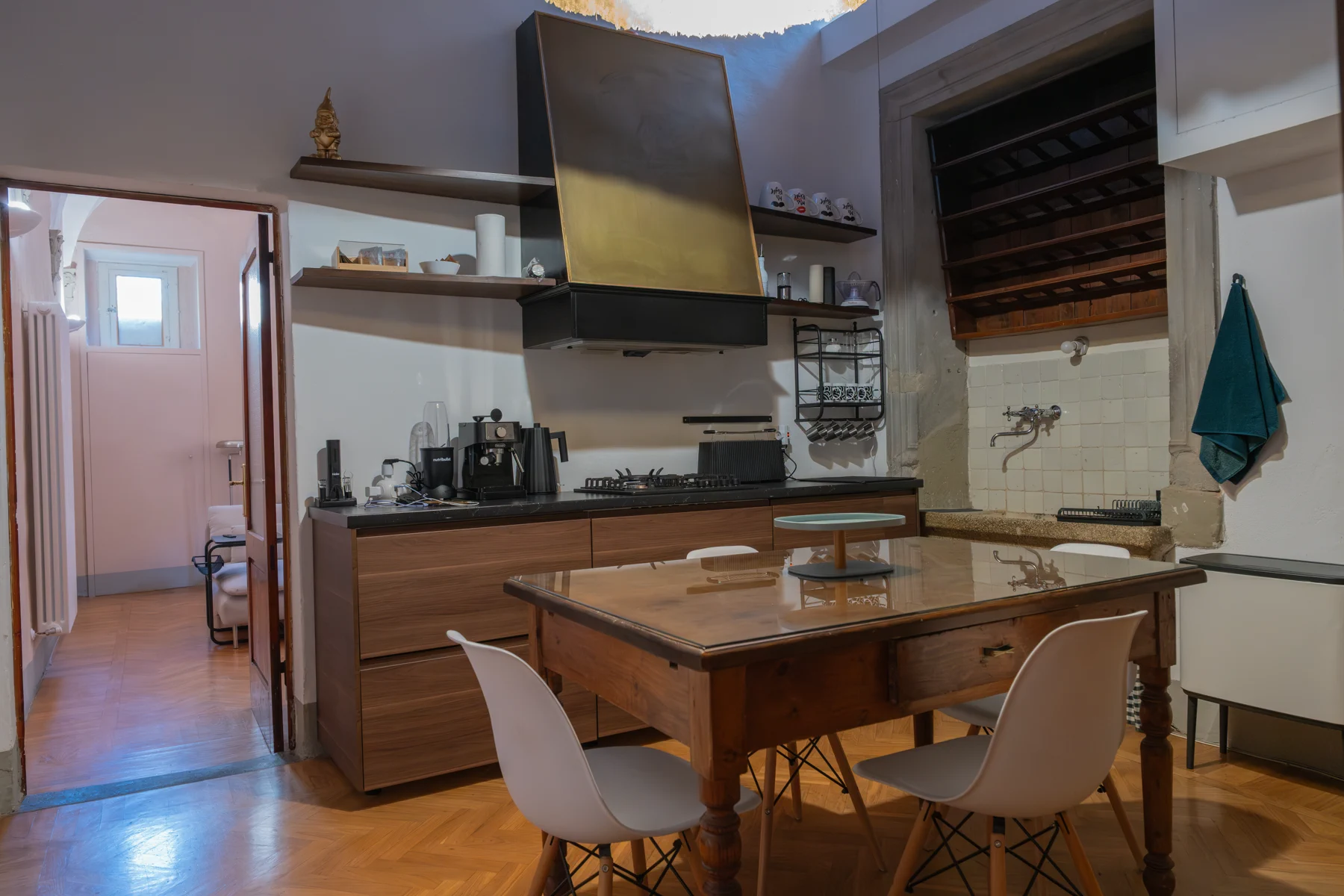 Cucina moderna e attrezzata nella dimora seicentesca