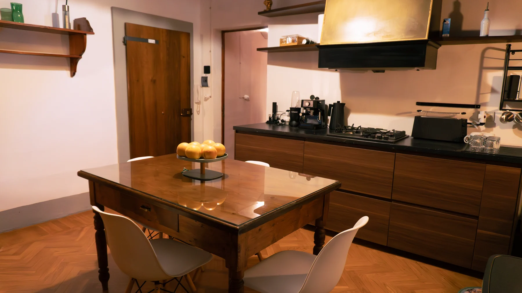 Cucina con tavolo d'epoca e travi a vista nell'appartamento ad Arezzo