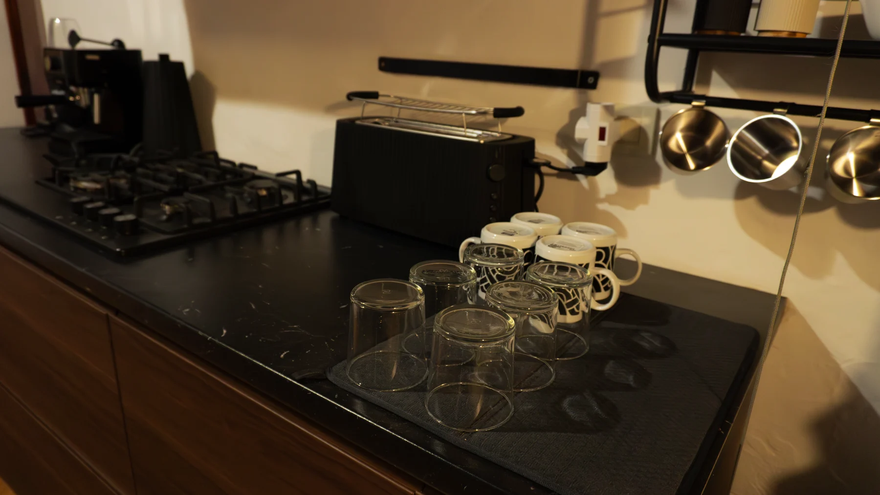 Piano cottura e macchina caffè della cucina attrezzata