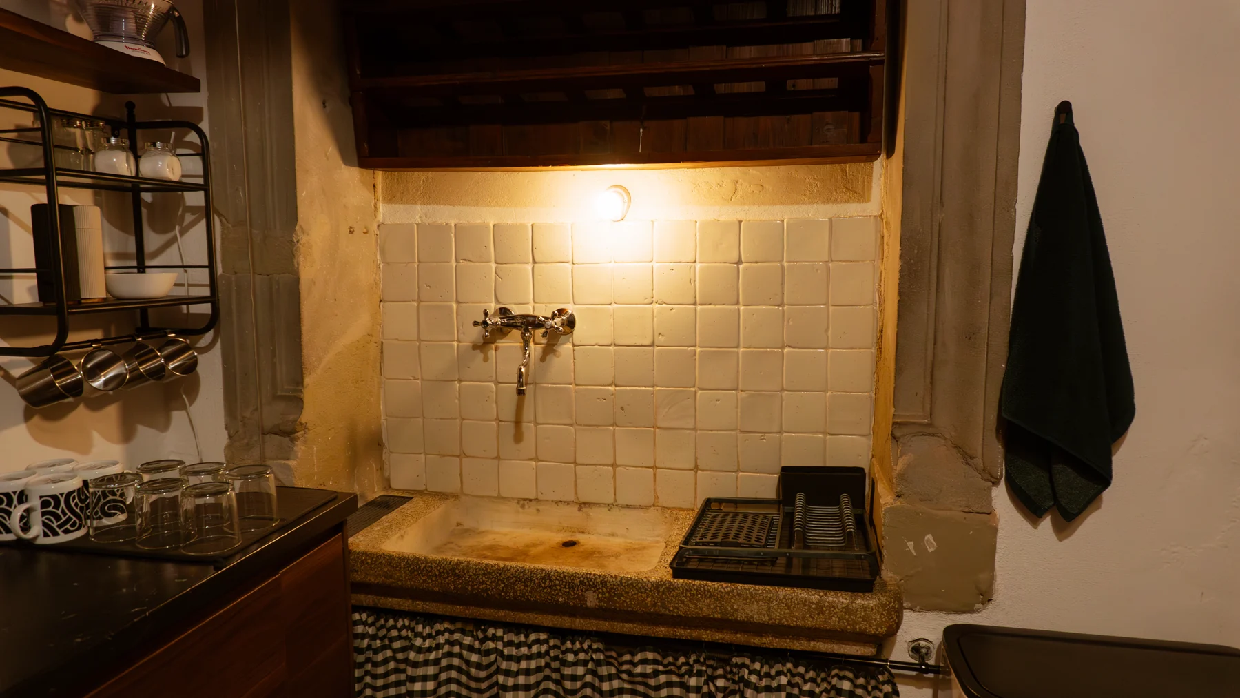 Antico acquaio in pietra della cucina del Monolocale