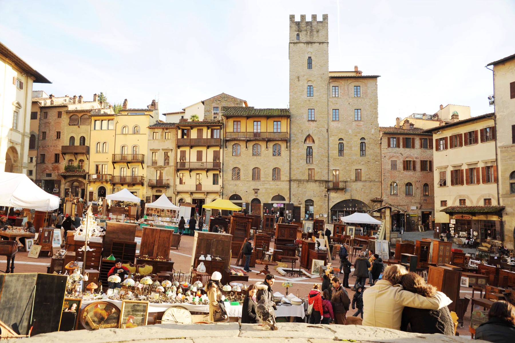 Banchi della Fiera Antiquaria nel centro storico di Arezzo