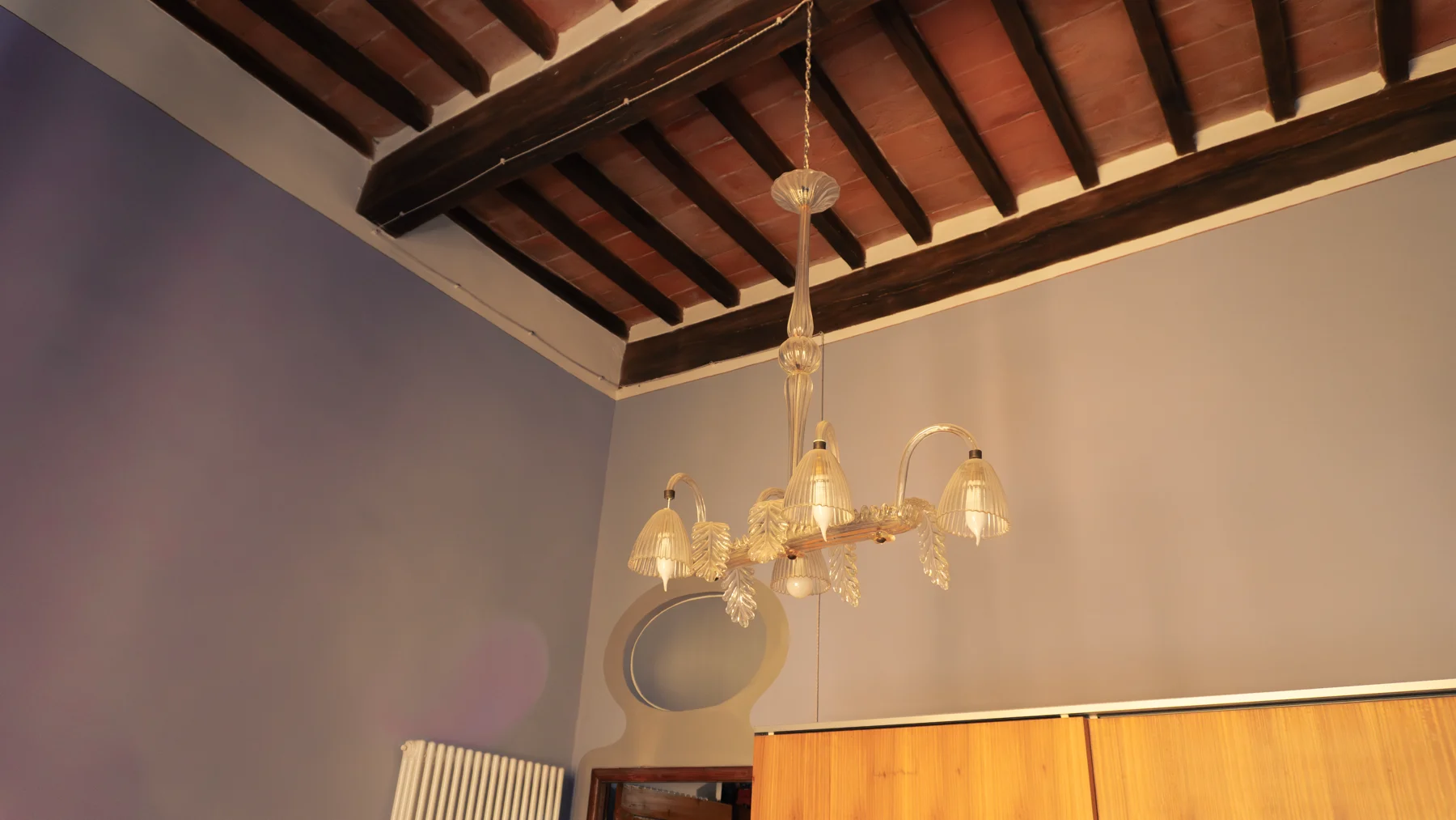 Soffitto con travi a vista e lampadario d'epoca