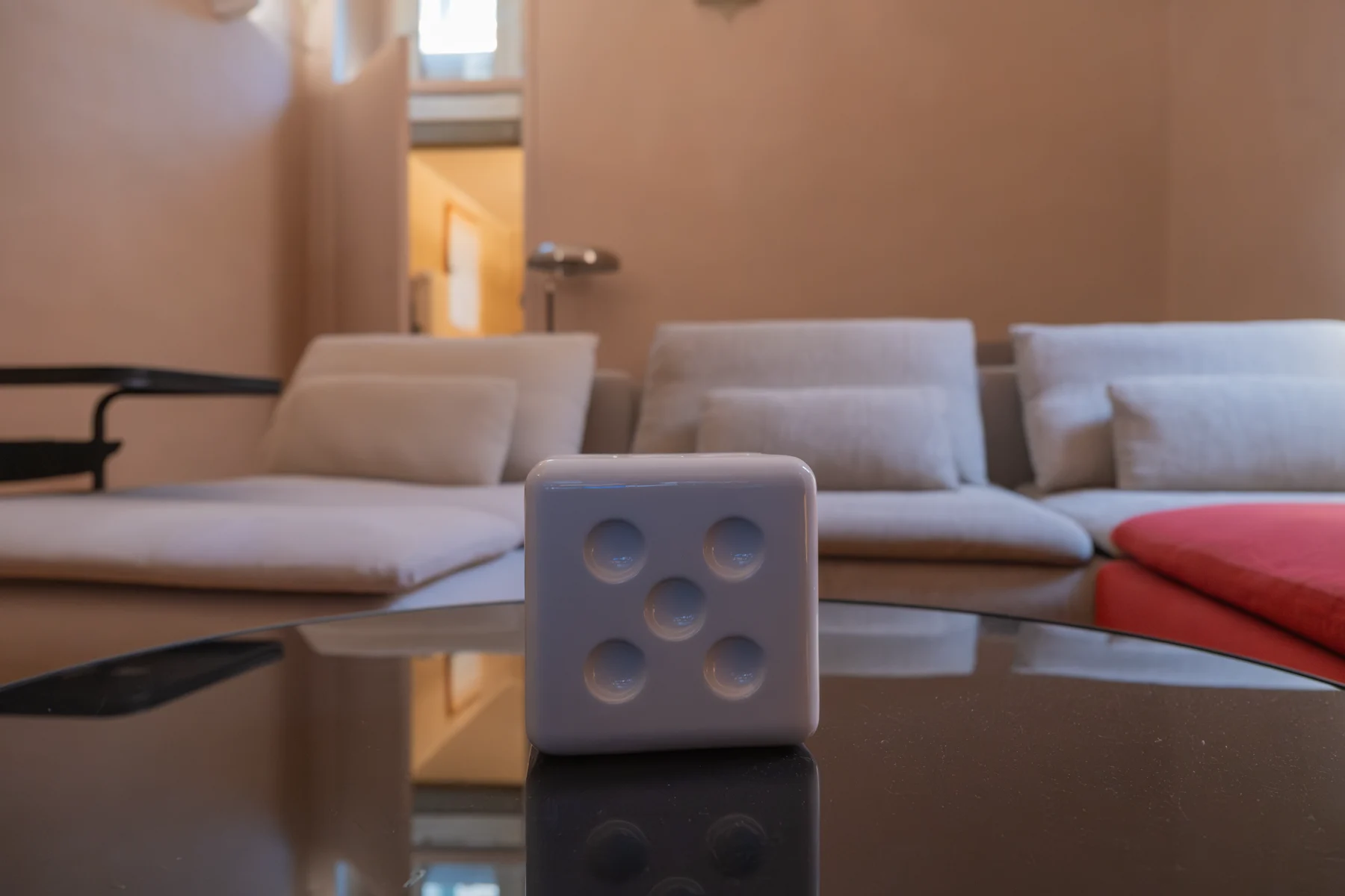Soggiorno del Trilocale con divano a doppia chaise-longue